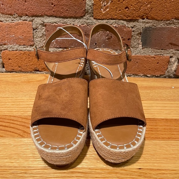 Universal Thread Platform Sandals - Picture 2 of 4